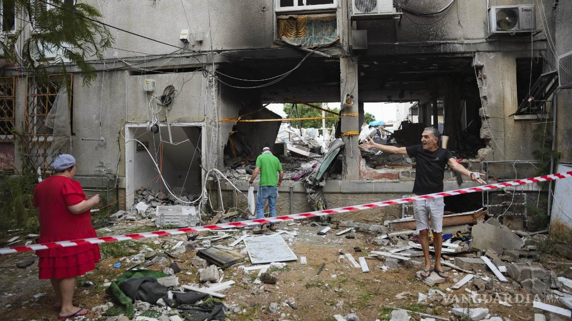 $!Israelíes inspeccionan un edificio residencial dañado tras recibir el impacto de un proyectil disparado desde la Franja de Gaza, en Ashkelon, Israel.