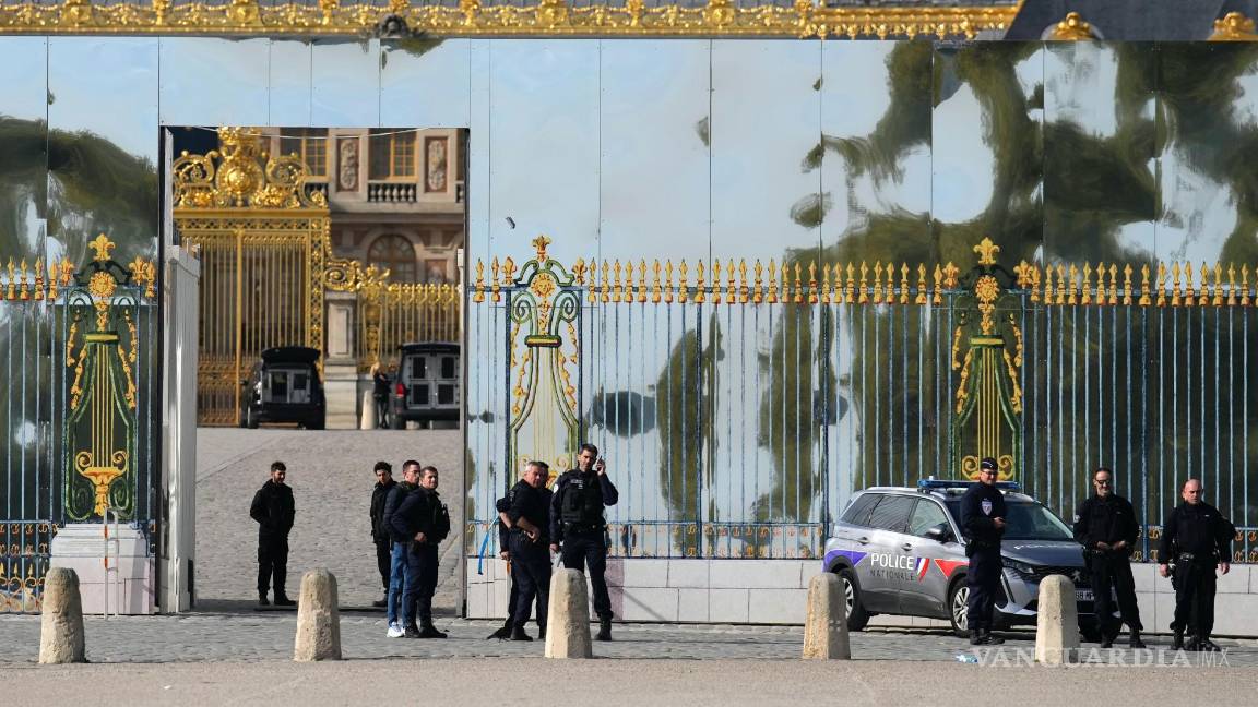 $!Agentes de policía franceses custodian la entrada del Palacio de Versalles después de una alerta de seguridad el martes 17 de octubre de 2023 en Versalles, en París.