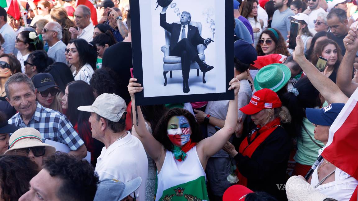 $!Una mujer sostiene una foto del presidente Trump durante una manifestación en apoyo a los ataques de Estados Unidos e Israel contra Irán en Los Ángeles.