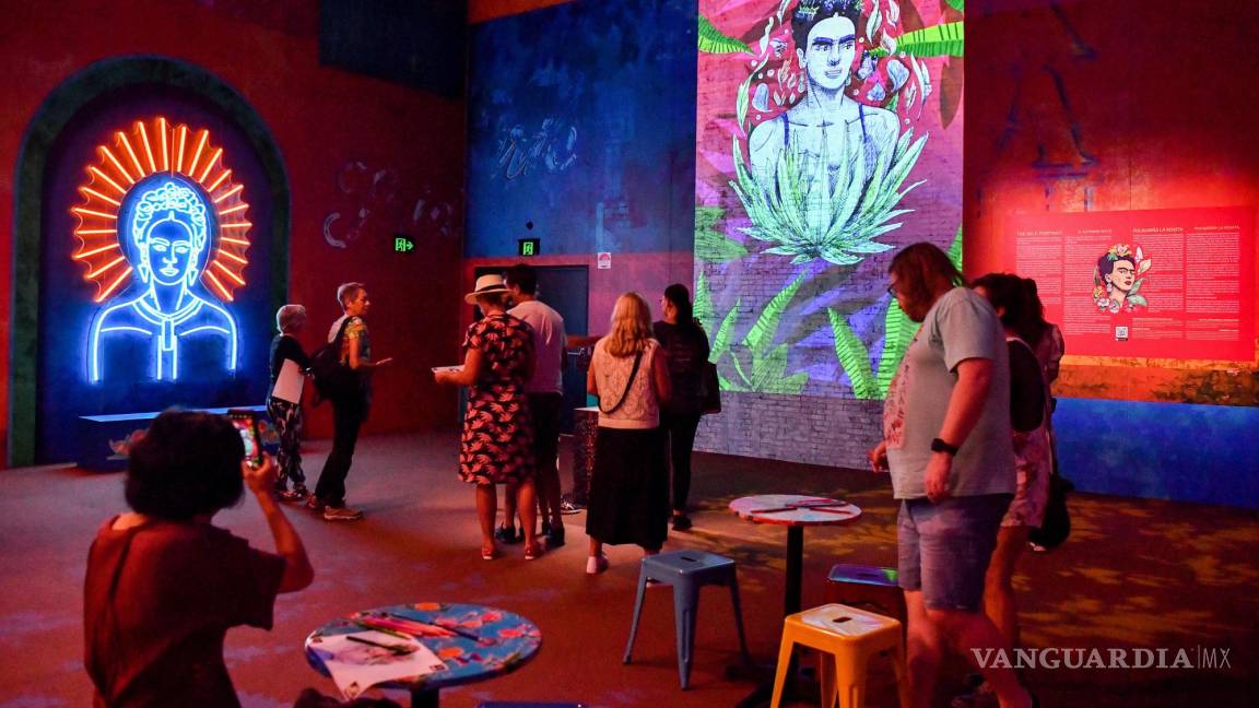 $!Los visitantes interactúan con obras de arte durante la inauguración de Frida Kahlo: The Life of an Icon, como parte del Festival de Sydney 2023.
