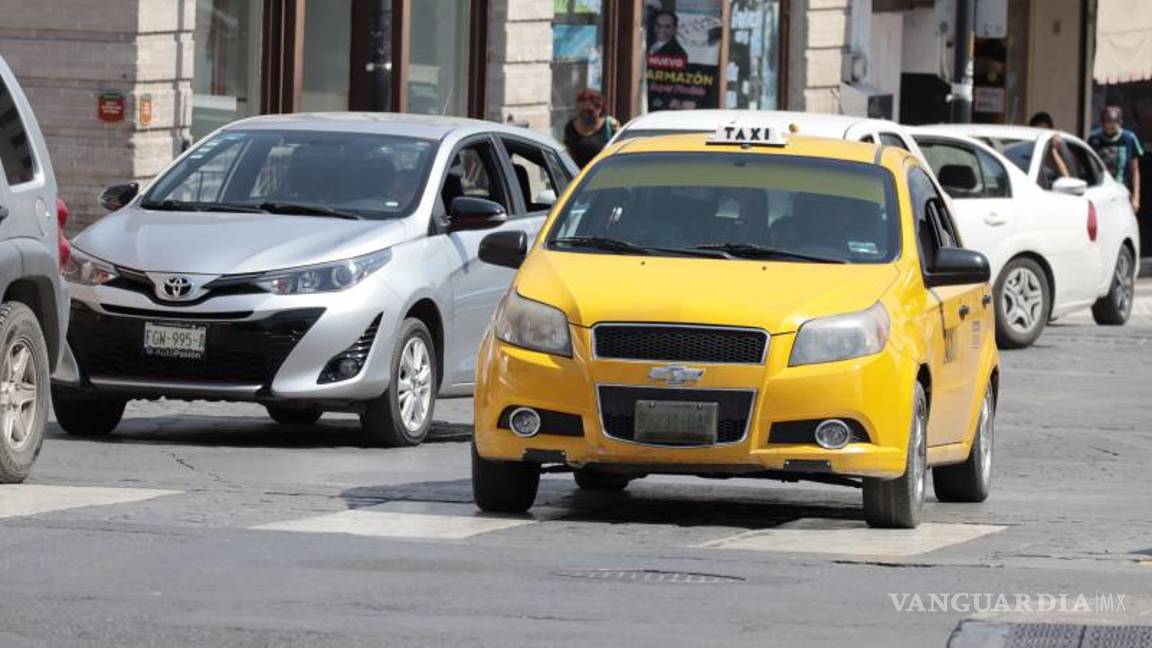 Saltillo: denuncia taxista que pasajeros dañaron su unidad y amenazaron con degollarlo