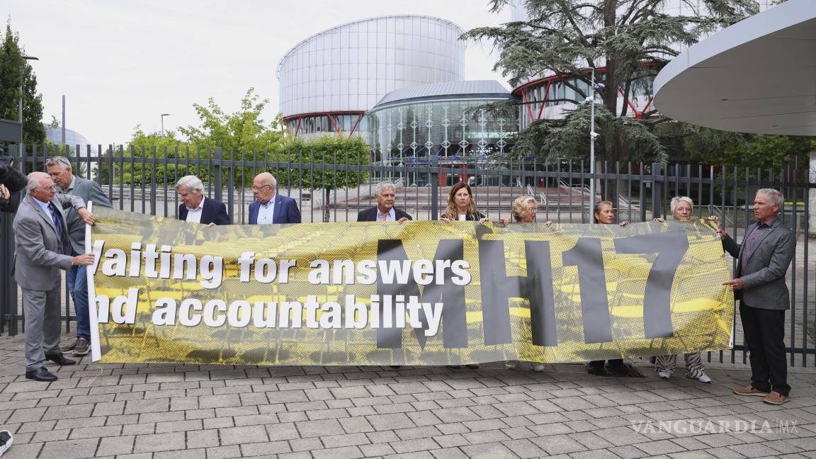 $!Protesta frente al TEDH antes de que emita una serie de sentencias históricas sobre presuntas violaciones de derechos humanos cometidas por Rusia en Ucrania.