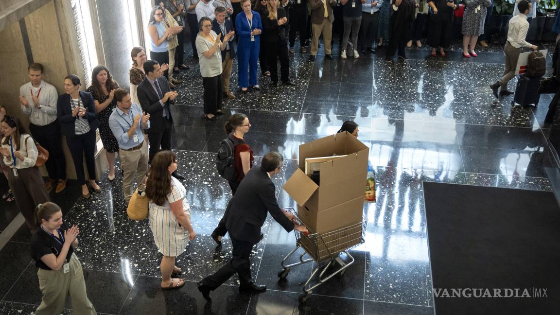 $!Empleados del Departamento de Estado aplauden mientras sus colegas caminan por el vestíbulo tras ser despedidos en el edificio Harry S. Truman en Washington.