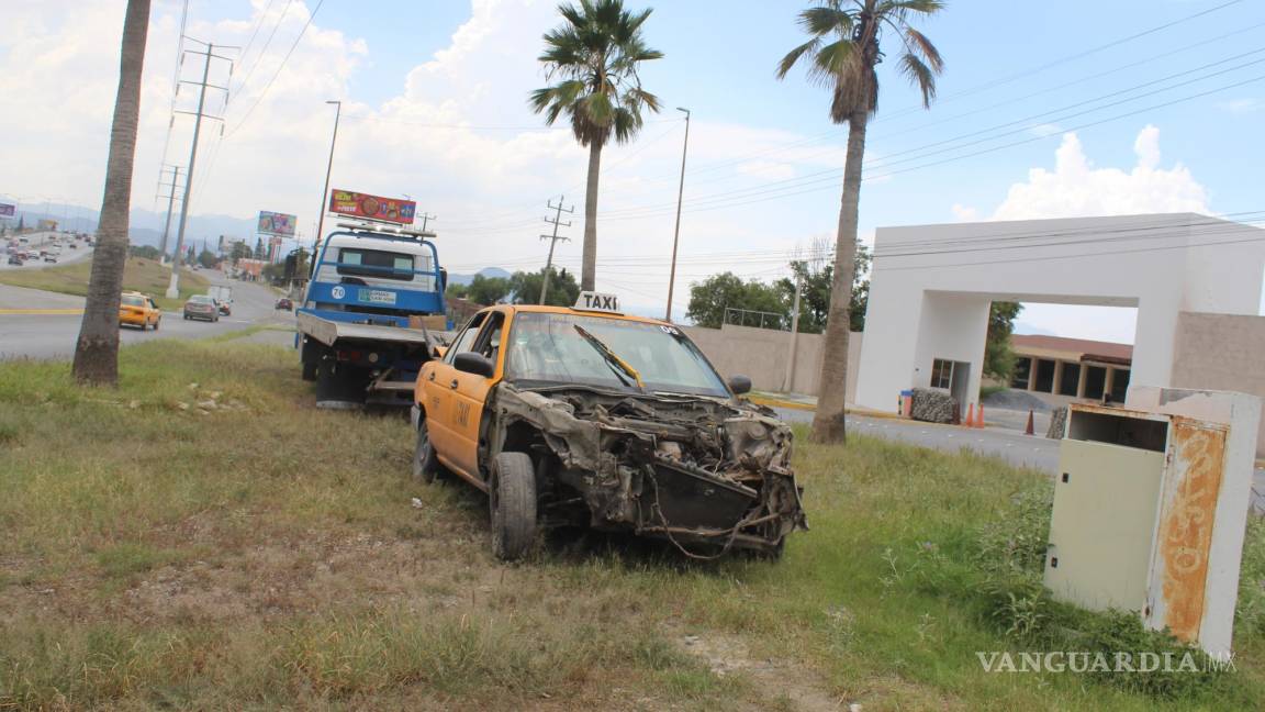 Taxista sufre aparatoso accidente frente a cuartel, en Saltillo