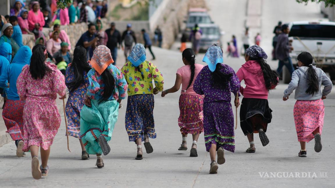 $!Las corredoras rarámuri compiten en la carrera Arihueta en Cuiteco, México.
