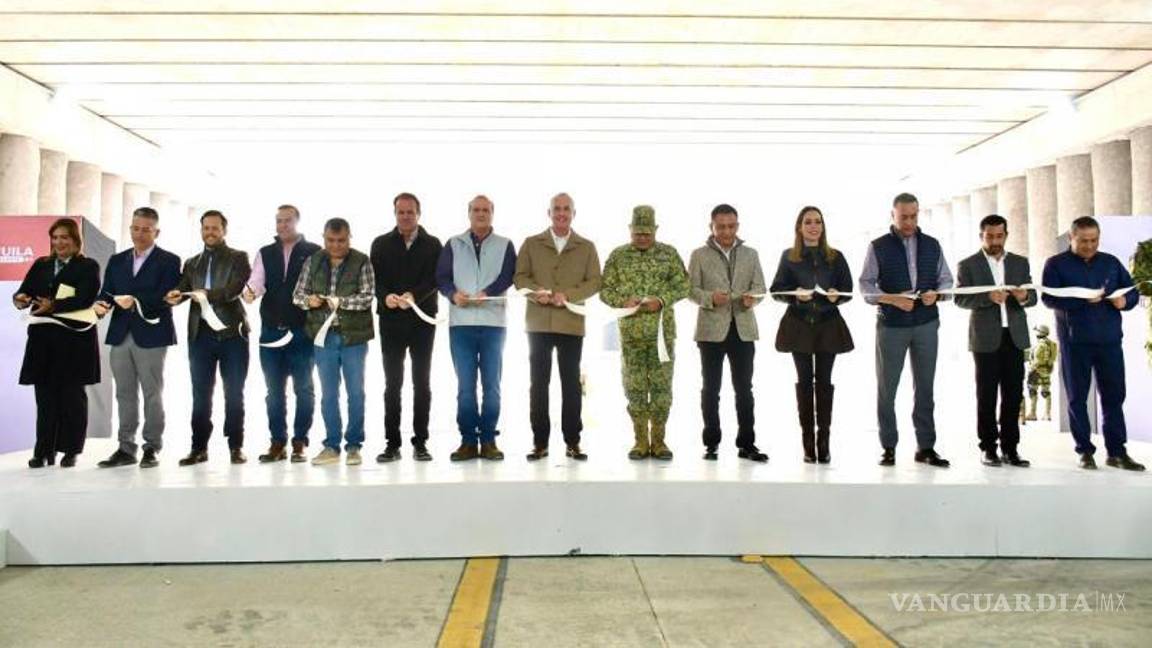 $!El alcalde Román Cepeda corta el listón del Giro Independencia, marcando un hito en infraestructura vial para Torreón.