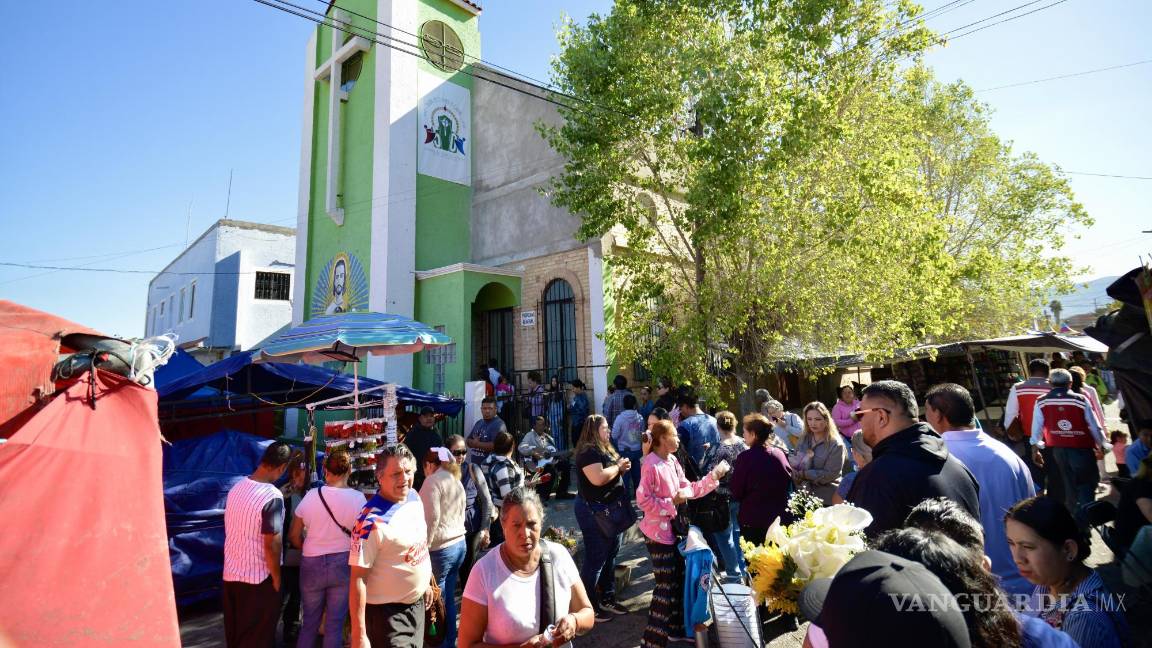 $!Hay estatuas del apóstol viajando en el transporte público, en las calles, a lomos de un motociclista.