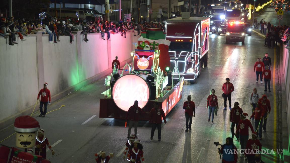 Caravana Coca Cola ilumina la Navidad de Saltillo; la magia de creer ya es tradición