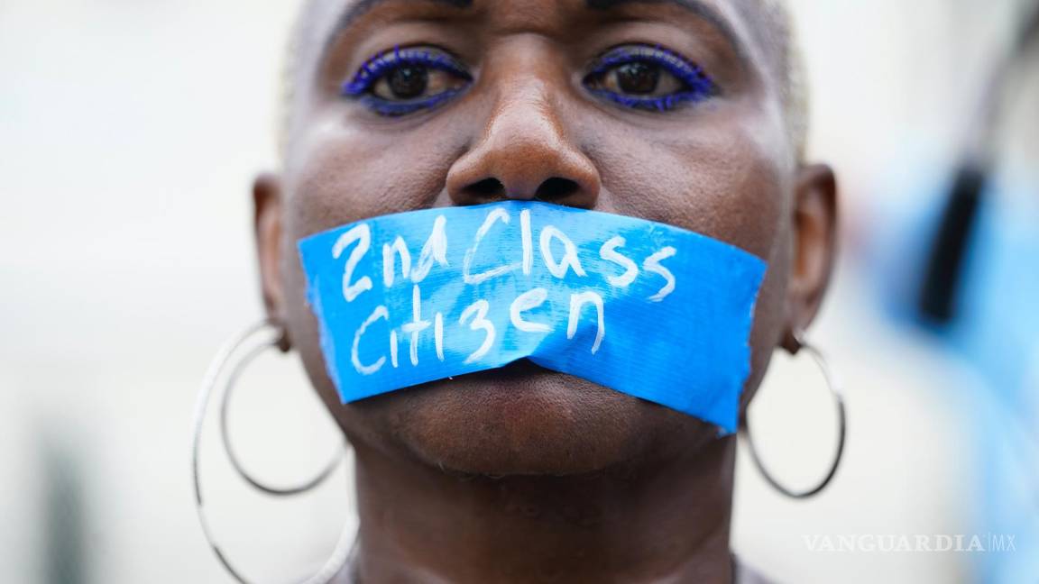 $!Una activista en favor del derecho al aborto lleva cinta adhesiva sobre la boca con la leyenda Ciudadana de segunda clase en Washington.