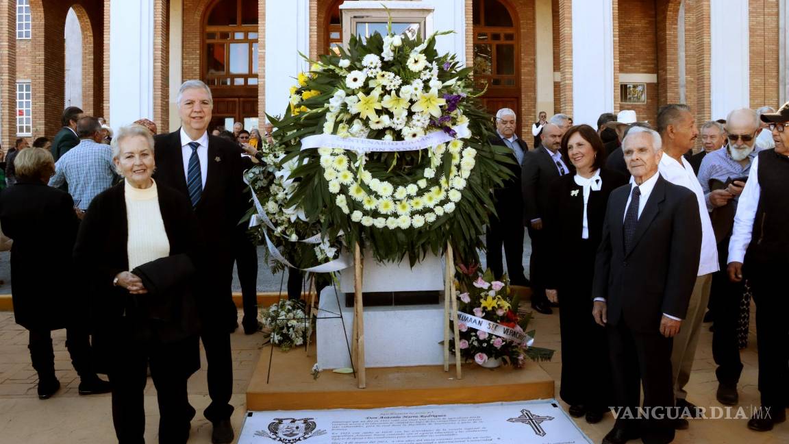 $!Se procedió a que el sacerdote Mario Carrillo Palacios, ex alumno de la UAAAN, emitiera una bendición fúnebre previo al depósito de restos en su nueva ubicación.