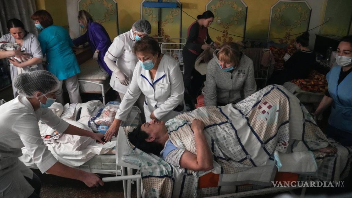 $!Traslado de un paciente en el sótano de una maternidad convertido en un espacio para atender a enfermos y en un refugio antiaéreo, en Mariúpol, Ucrania.