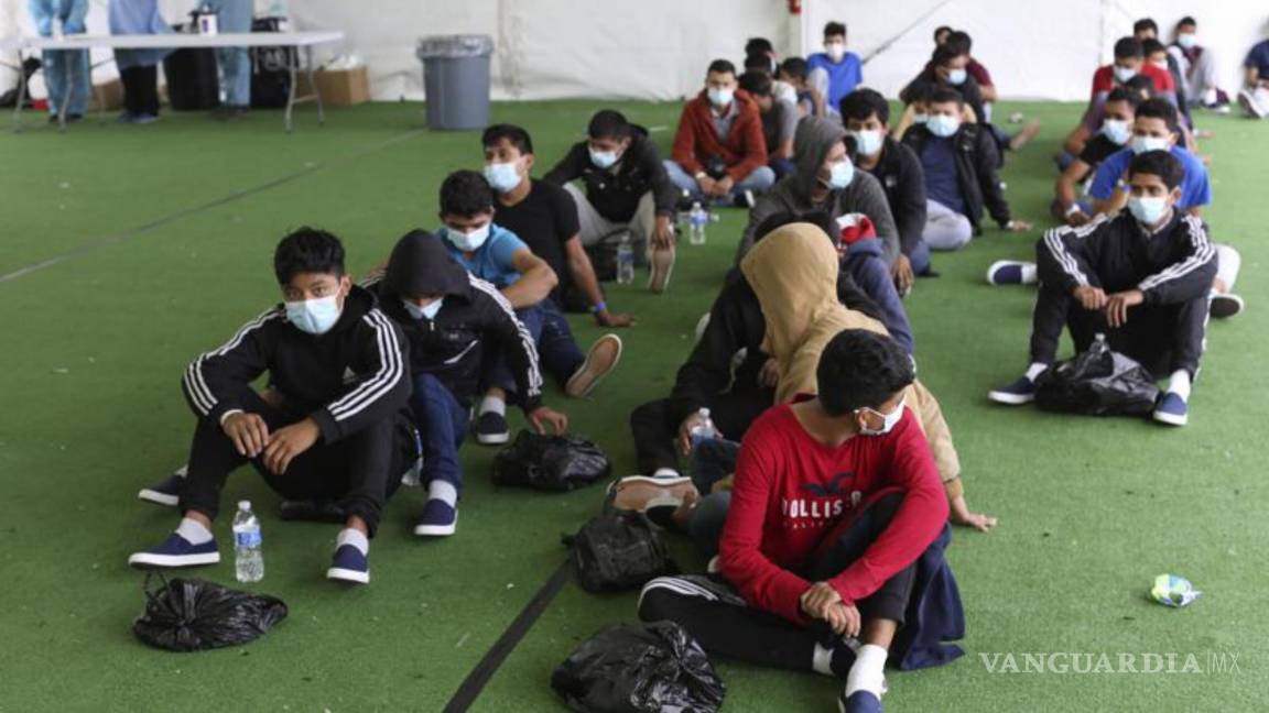 $!30/03/2021. Jóvenes migrantes esperan para hacerse la prueba de COVID-19 en el centro de detención del Departamento de Seguridad Nacional de Donna, Texas.