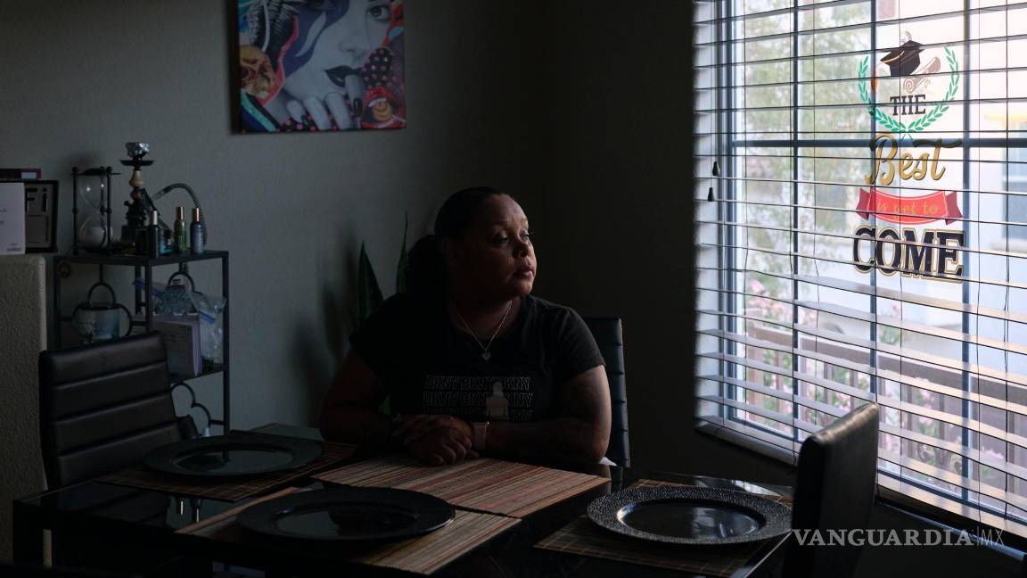 $!Takeila Peebles, cuyo hijo de 14 años, Caison Robinson, sobrevivió a cinco heridas de bala, en su casa de Las Vegas.