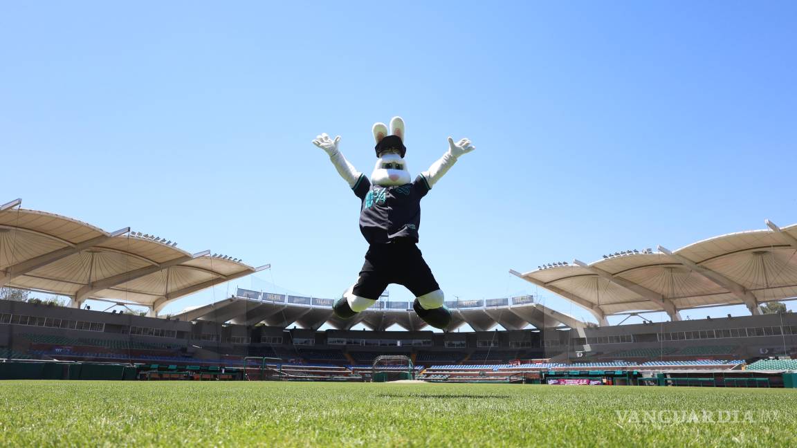 Kike Conejo, de Saraperos de Saltillo, es homenajeado en la Gala del Centenario de la LMB