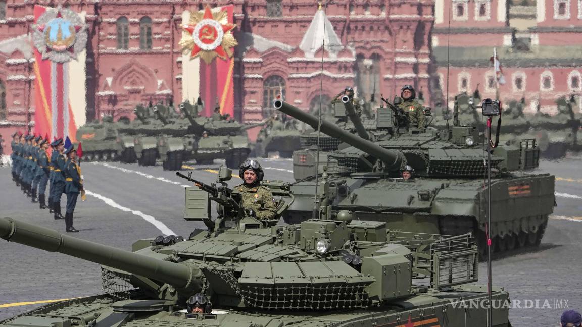 $!Los tanques rusos T-80 BVM ruedan en la Plaza Roja durante el desfile militar del Día de la Victoria en Moscú, Rusia.