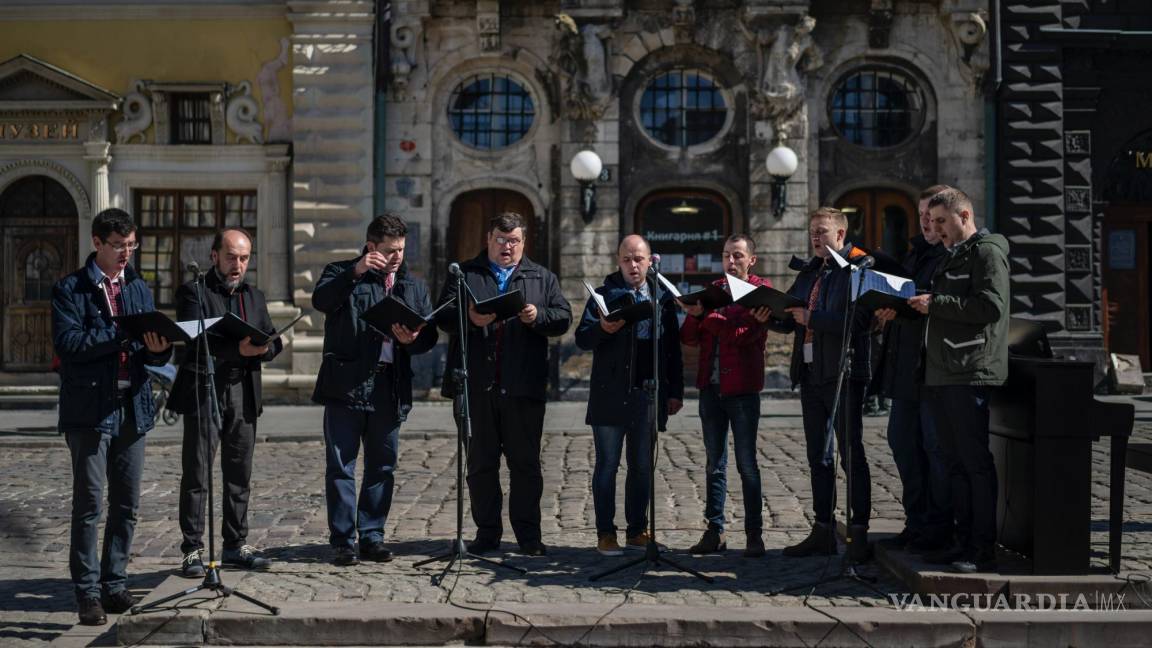 $!Miembros de un coro cantan durante un concierto organizado por la Filarmónica Nacional de Leópolis en el centro de la ciudad de Leópolis, Ucrania.