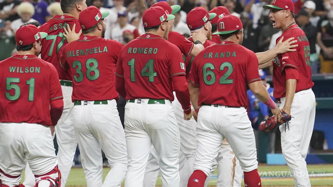 $!Giovanny Gallegos celebra con sus compañeros tras conseguir el último out.