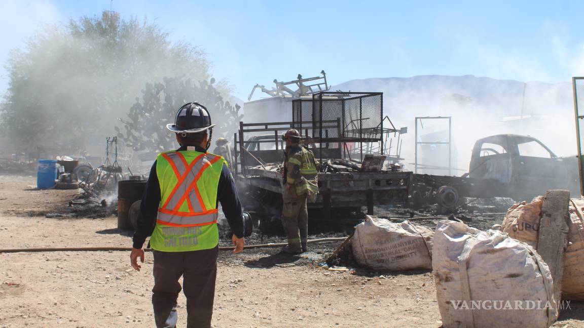 Arde recicladora clandestina al norte de Saltillo; cinco vehículos dañados por el fuego