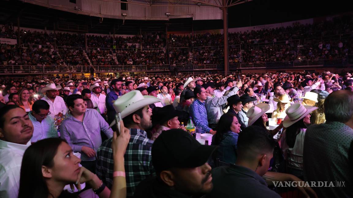 $!Grupo Pesado se presenta ‘Frente a Frente’ ante miles de seguidores en Saltillo