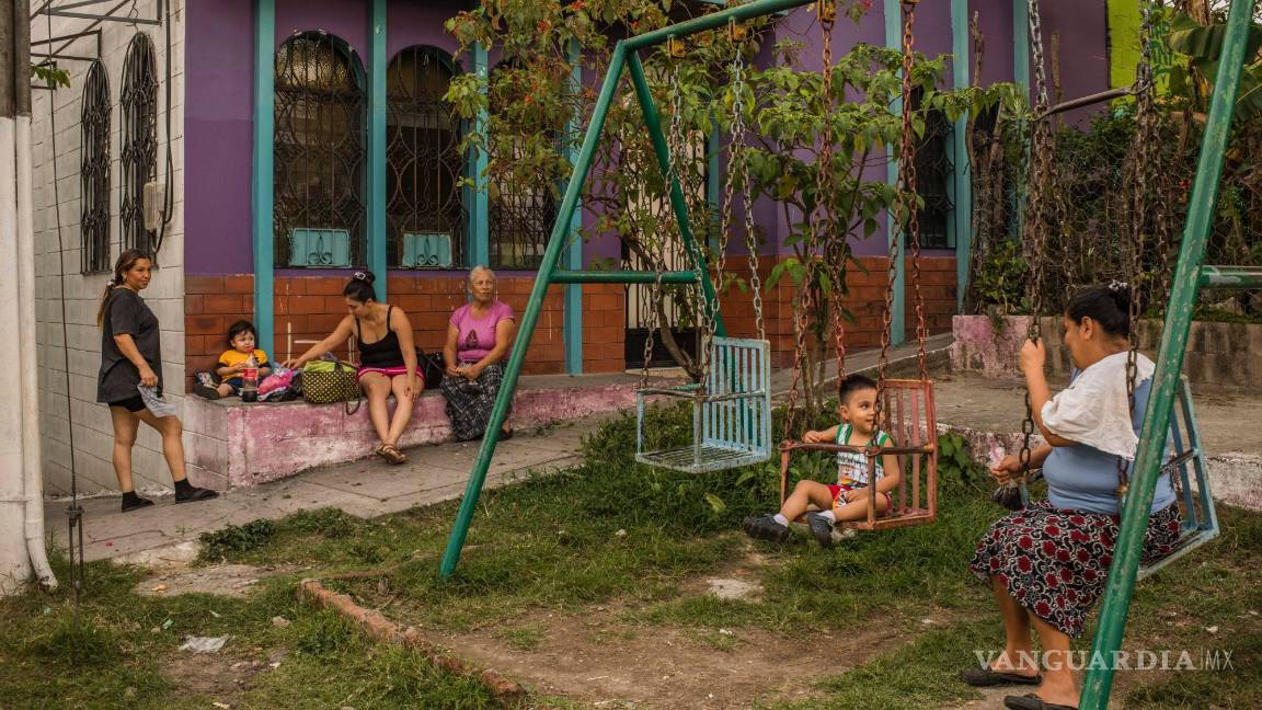 $!Familias juegan en el barrio La Campanera en San Salvador, El Salvador.