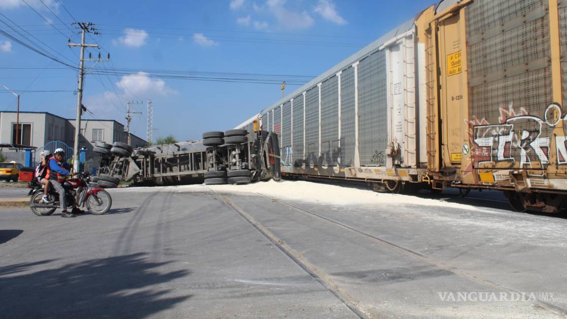 Locomotora embiste y vuelca a tráiler que se le atravesó en Saltillo (VIDEO)