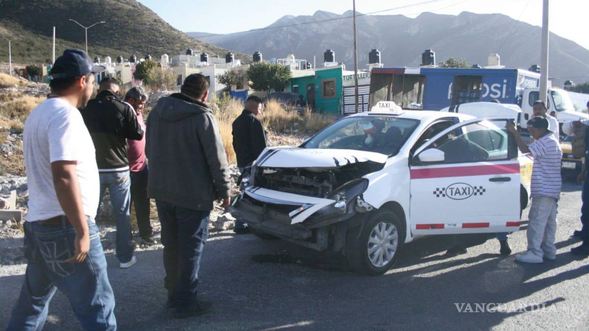 Camión surtidor quita derecho de paso a taxi de Saltillo y ocasiona accidente