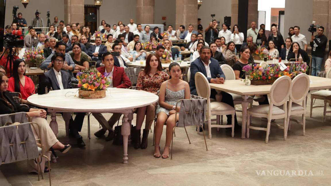 $!Los familiares de los jóvenes galardonados se mostraron orgullosos.