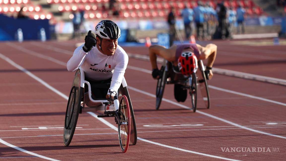 $!Leonardo Pérez Juárez cruza la línea de meta en la final de 1,500 metros T52, ganando la medalla de bronce y contribuyendo al éxito del equipo mexicano en el evento internacional.