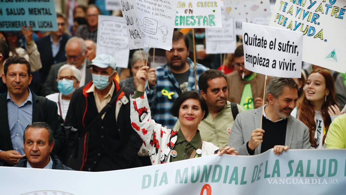 $!Decenas de personas participan en una concentración en Madrid por el Día Mundial de la Salud Mental, que se conmemora cada 10 de octubre.
