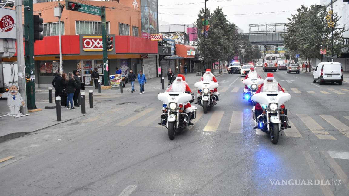 Santa Claus recorre las calles de Monterrey: oficiales de Tránsito vestidos piden prudencia al manejar