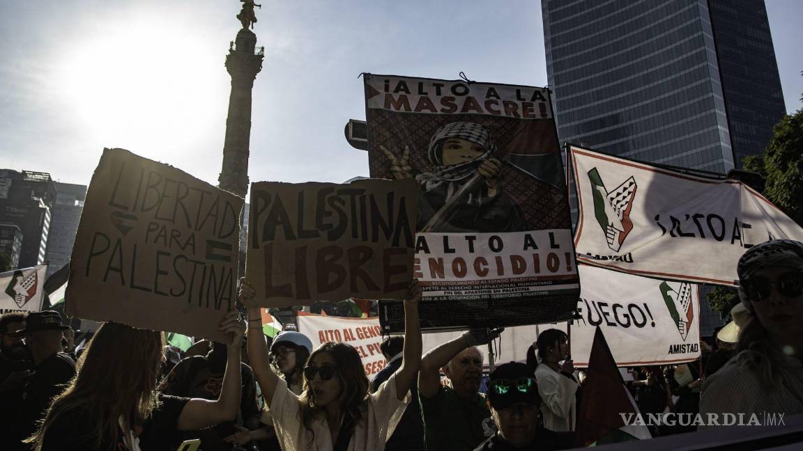 $!Cientos de personas y organizaciones civiles partieron del Ángel de la independencia hacia el Zócalo en apoyo a Palestina.