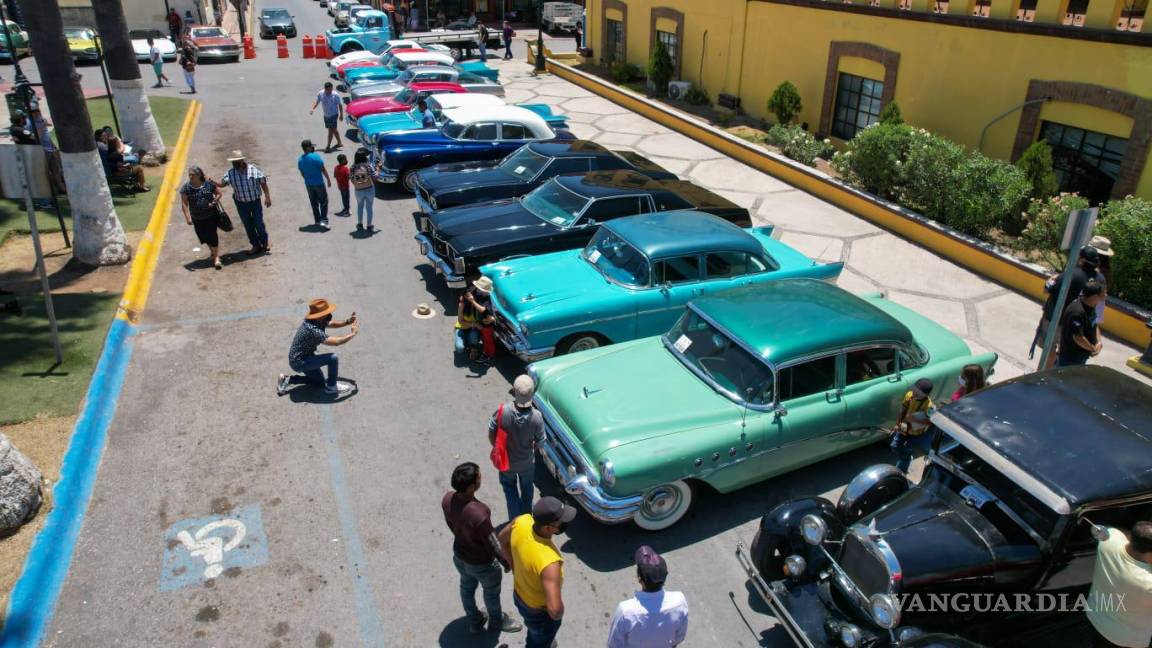 Celebran 42 aniversario de Ramos Arizpe con expo de Autos Clásicos