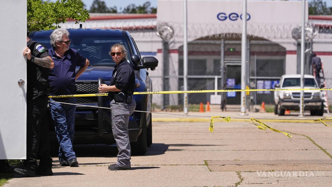 $!Personal de seguridad vigila el Centro de Procesamiento de ICE de Luisiana Central en una audiencia de Mahmoud Khalil, un activista de la Universidad de Columbia