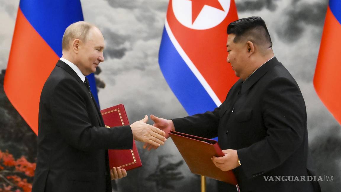 $!El presidente ruso, Vladimir Putin y el líder de Corea del Norte, Kim Jong Un, en una ceremonia de firma de la nueva asociación en Pyongyang, Corea del Norte.