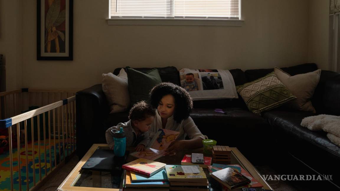 $!Aryana Jacobs, quien desarrolló presión arterial alta potencialmente mortal después del parto, con su hijo, Caleb, en su casa en Washington, D.C.