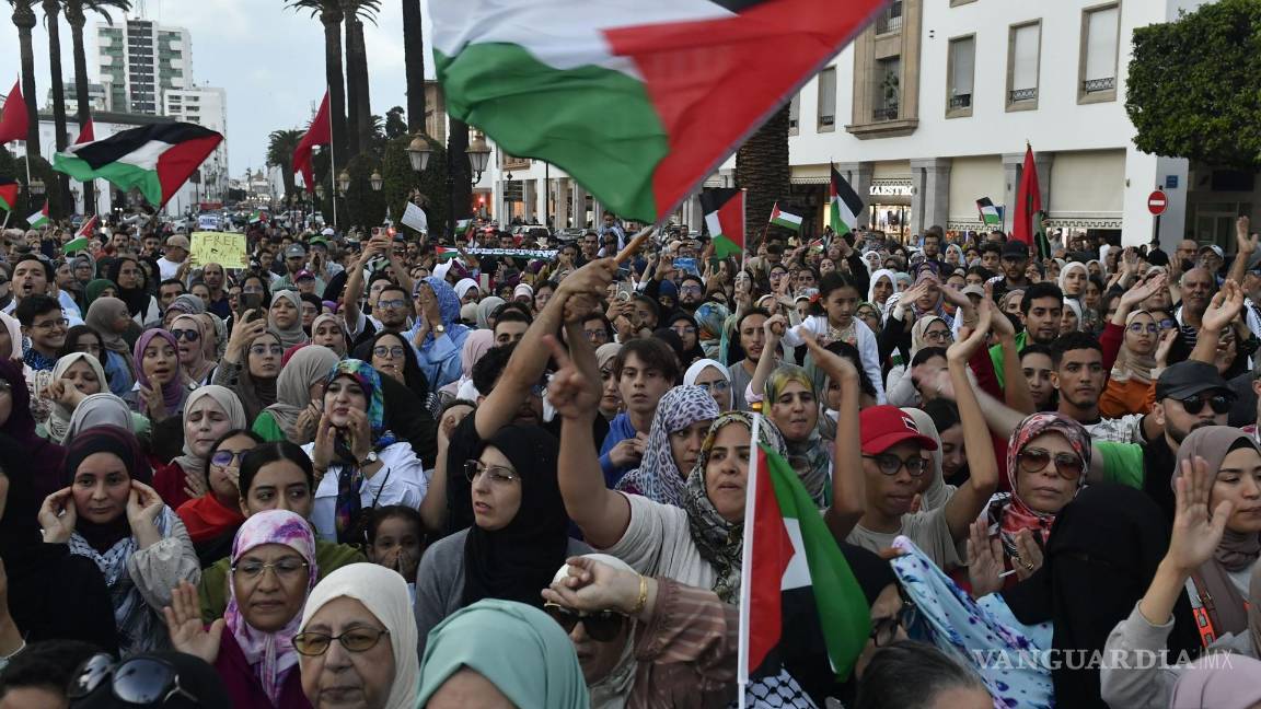 $!Cientos de personas se manifiestan en solidaridad con el pueblo palestino para protestar en Rabat, Marruecos.