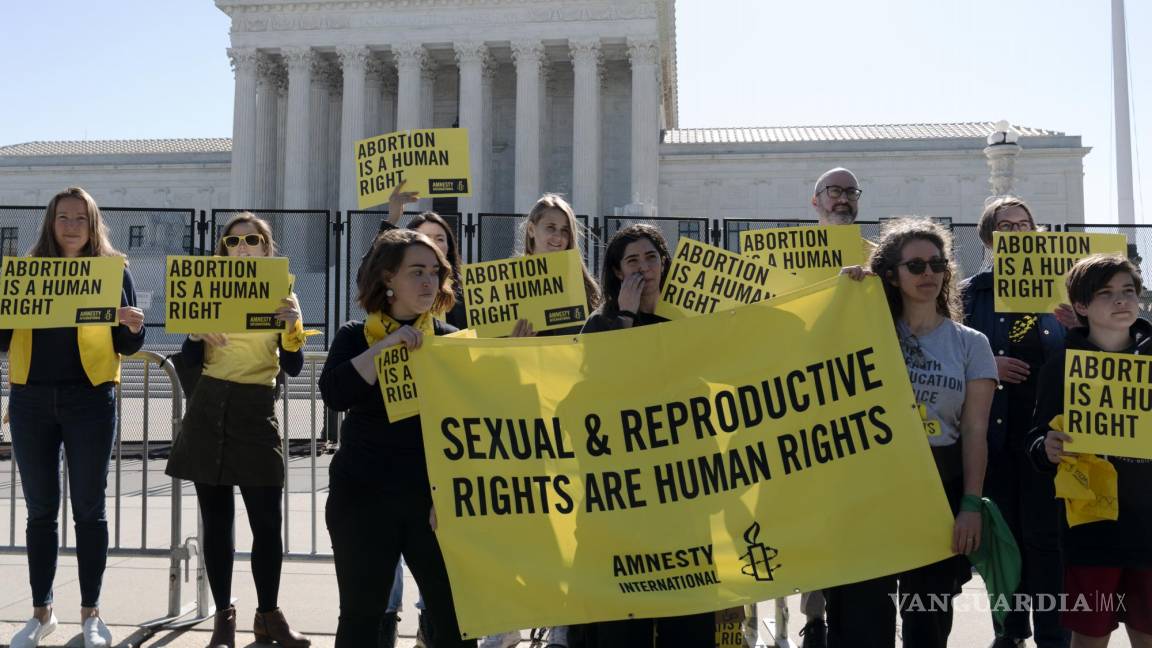 $!Activistas defensores del derecho al aborto protestan delante de la Corte Suprema de Estados Unidos en Washington.