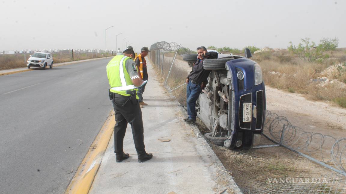 Vehículo vuelca y cae dentro del aeropuerto Plan de Guadalupe, en Ramos Arizpe