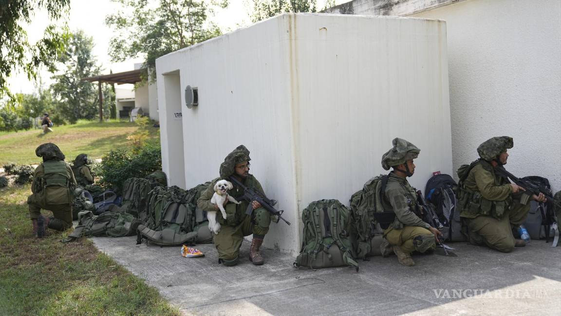 $!Soldados israelíes resguardan el martes 10 de octubre de 2023 el kibbutz Kfar Aza. Combatientes de Hamas incursionaron el sábado en Kfar Aza, donde mataron y secuestraron a muchos israelíes. (AP Foto/Ohad Zwigenberg)