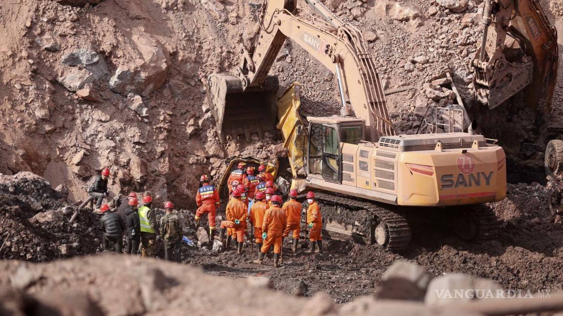 China busca a 47 desaparecidos entre toneladas de arena y piedras de mina colapsada