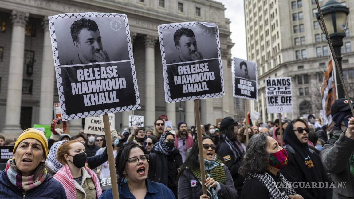 $!Una multitud se reúne en Foley Square, frente al tribunal federal de Manhattan, en apoyo a Mahmoud Khalil, el miércoles 12 de marzo de 2025, en Nueva York.
