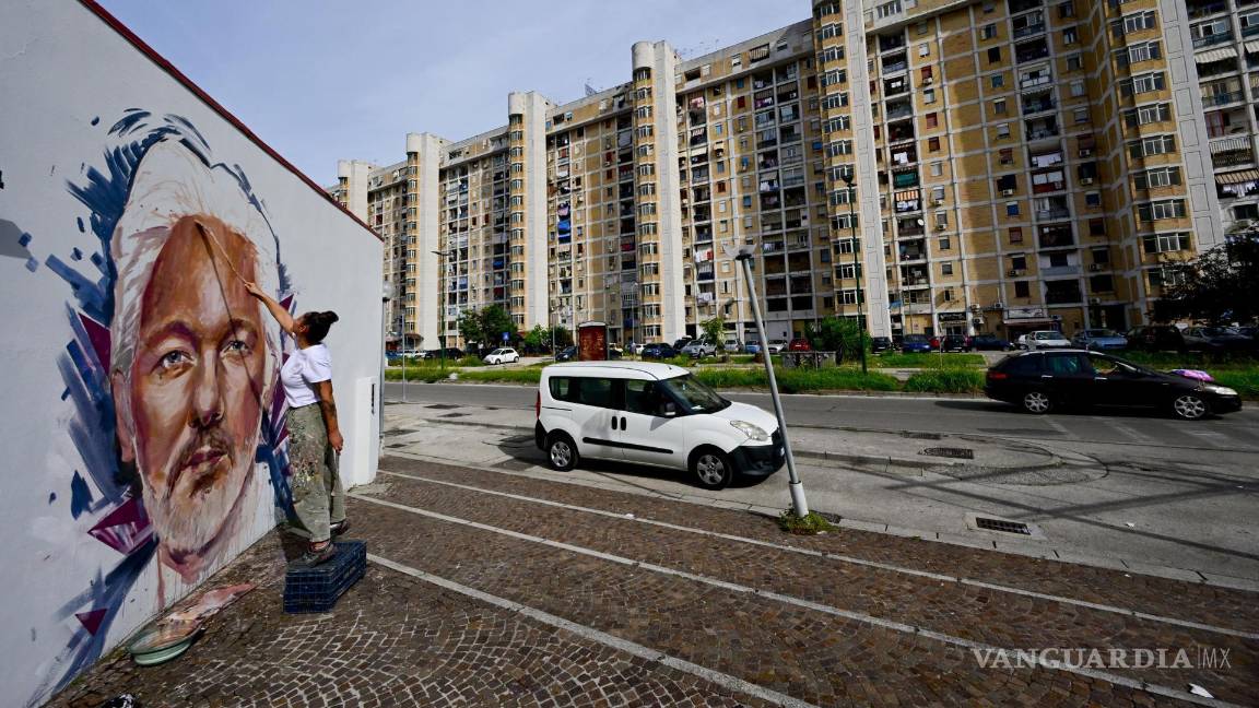 $!La artista italiana Trisha trabaja en un mural dedicado a Julian Assange, para celebrar su ciudadanía honoraria, concedida por la ciudad de Nápoles.