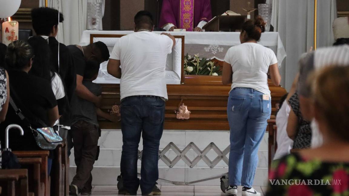 $!En el interior, los compañeros despedían a la pequeña vestidos de blanco con globos del mismo color, mientras que los familiares aún no podían creer lo que había sucedido.