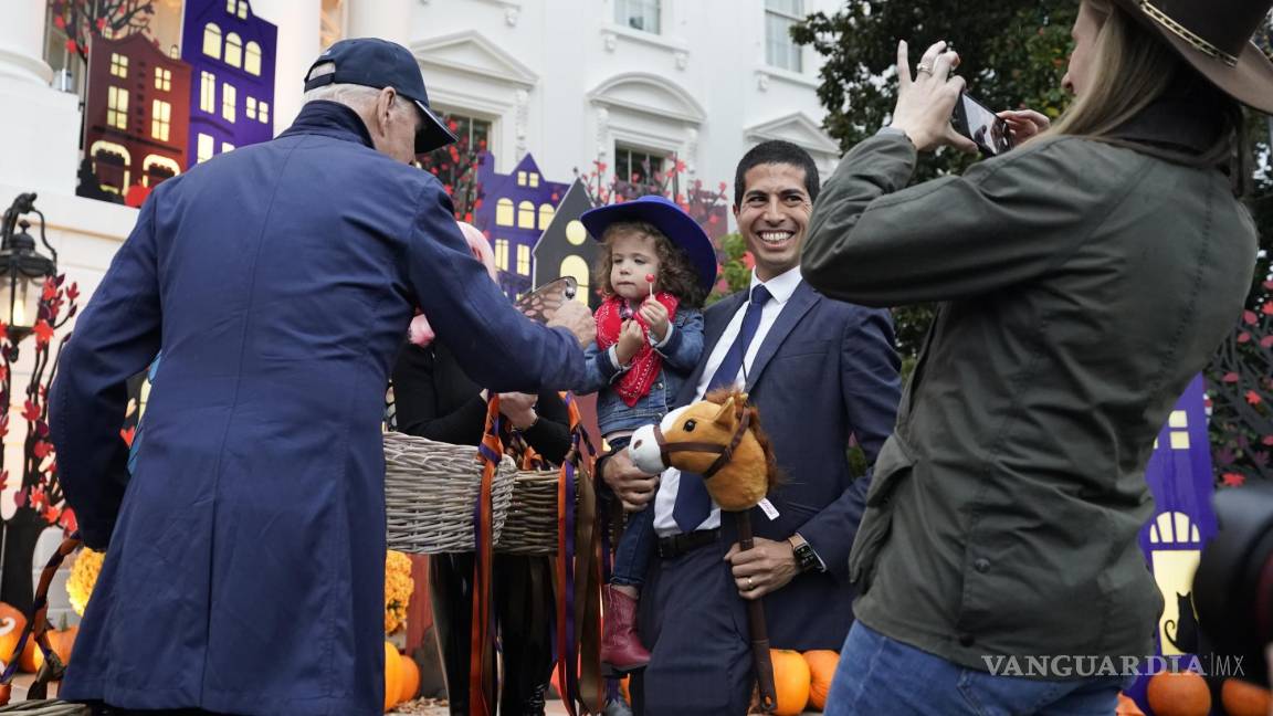 $!El presidente Joe Biden y la primera dama Jill Biden dan golosinas a los niños que piden dulces en el jardín sur de la Casa Blanca, en Halloween en Washington.