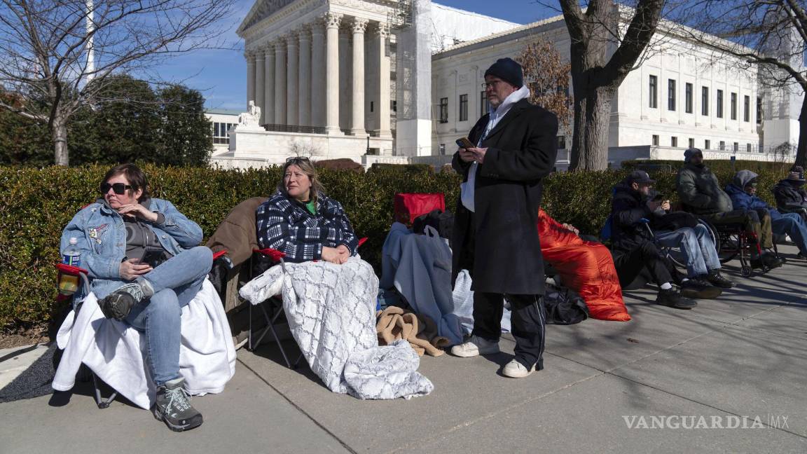 $!Personas hacen fila frente a la Corte Suprema para asistir a la audiencia que decidirá si Trump está inhabilitado para presentarse como candidato en 2024.