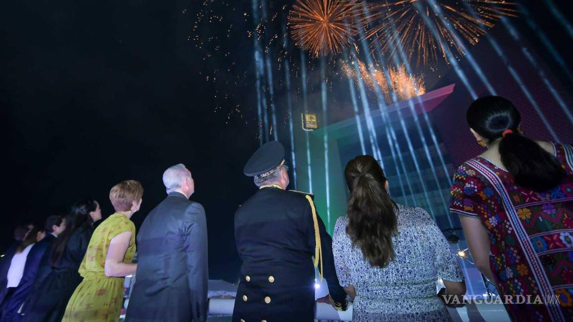 $!Familias torreonenses disfrutan del espectáculo de pirotecnia tras el Grito de Independencia en la Plaza Mayor.