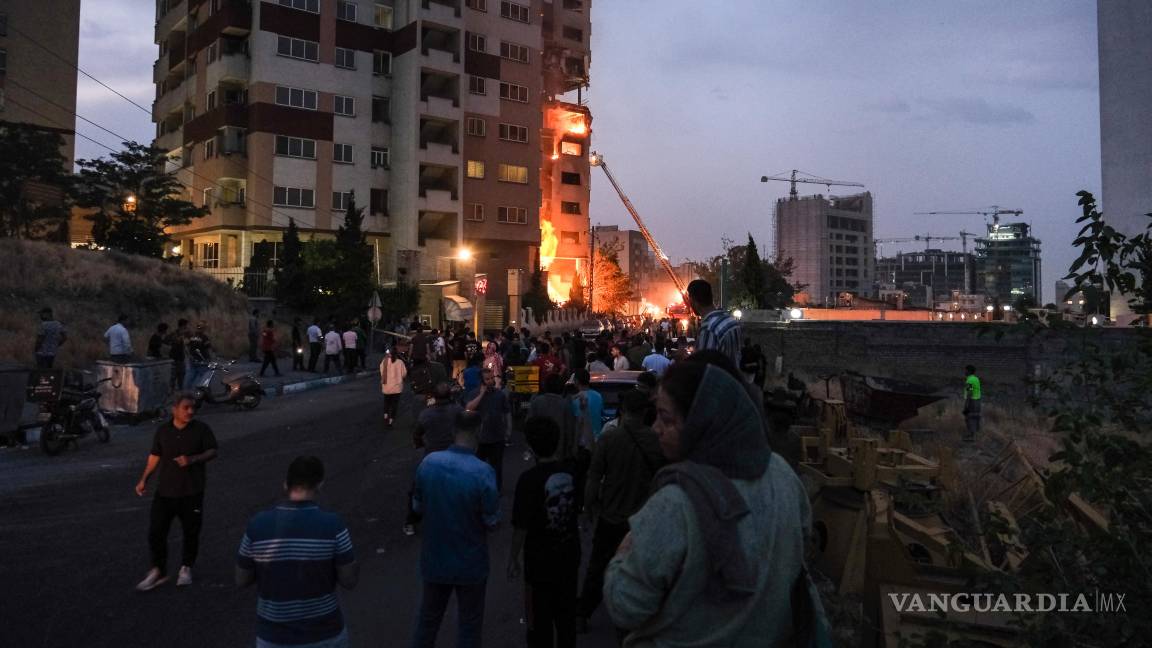 $!Un edificio en la calle Saadat Abad resultó dañado tras un ataque israelí en Teherán, Irán.