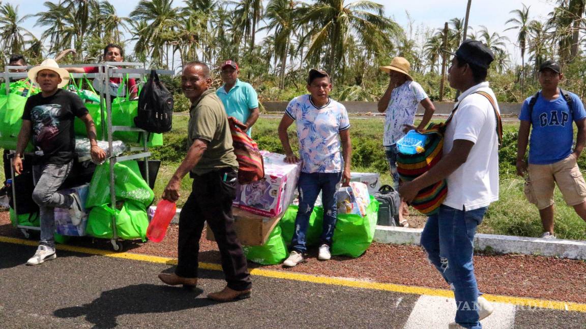 $!Tras el paso del huracán Otis los ciudadanos de Acapulco buscan de hacerse de productos a como de lugar.