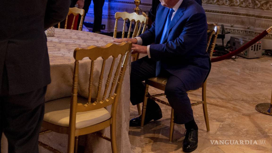$!El expresidente Donald Trump toma asiento en Mar-a-lago el día de las elecciones en Palm Beach, Florida.