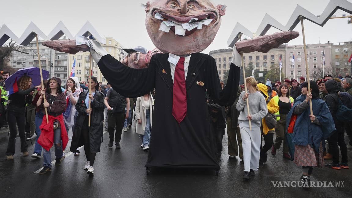 $!Manifestantes protestan contra el presidente populista Aleksandar Vucic y su gobierno, en el centro de Belgrado, Serbia.